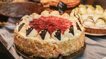 Eine Auswahl an Kuchen, darunter ein Schokoladenkuchen mit Sahne und Schokoladenraspeln.