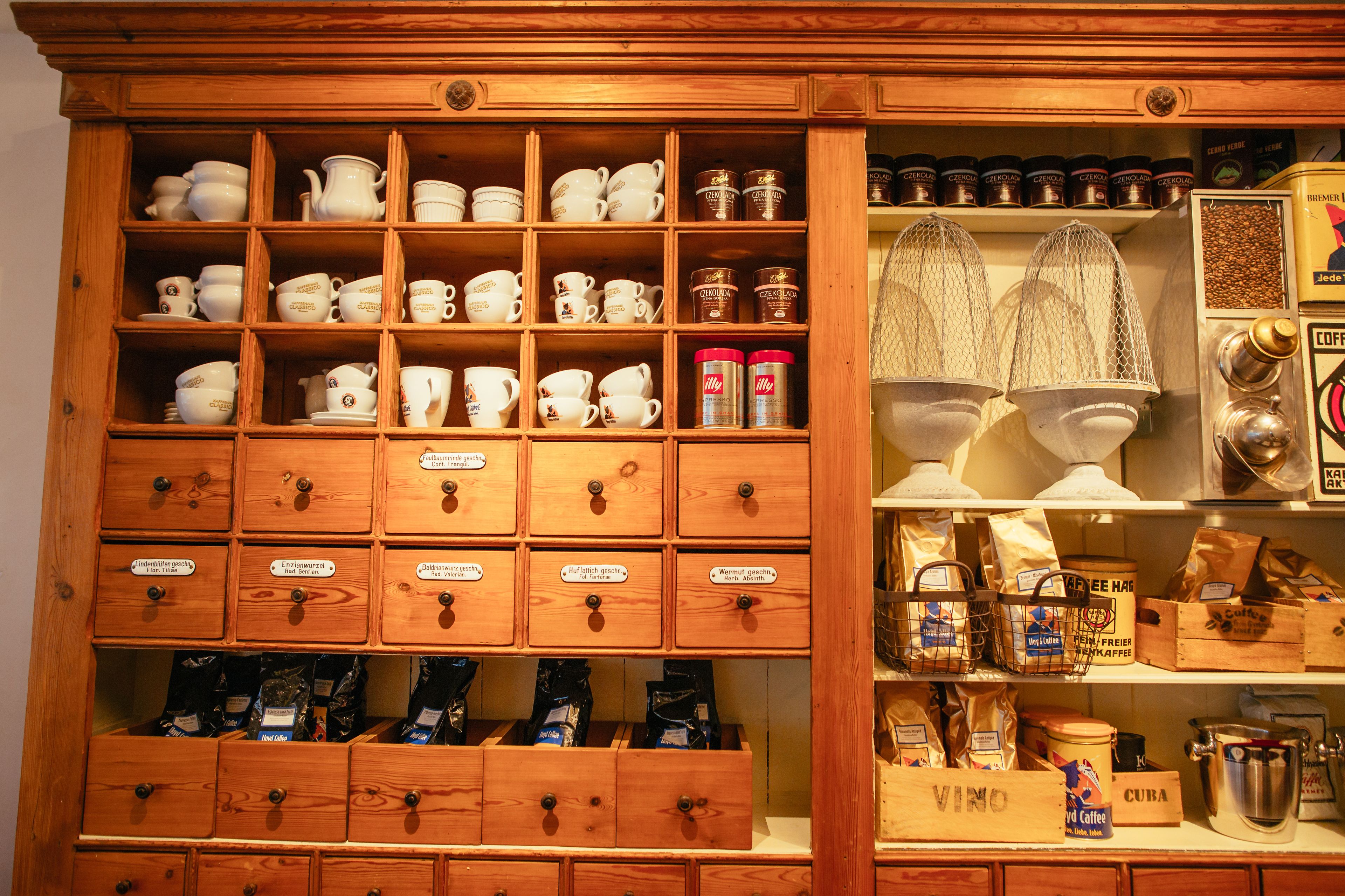 breakfast and lunch served, regional cuisine