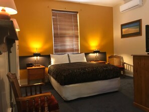 Premium bedding, individually decorated, individually furnished, desk - Terrace Central B&B Hotel (Fremantle)