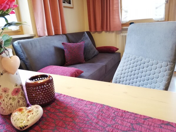 Departamento, balcón, vista a la montaña | Ropa de cama de alta calidad, escritorio, cunas y camas extra 