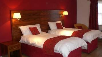 Superior Twin kamer, uitzicht op park | Een bureau, een strijkplank/strijkijzer, gratis wifi