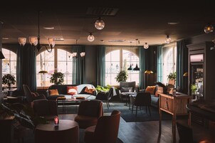 Breakfast, lunch and dinner served