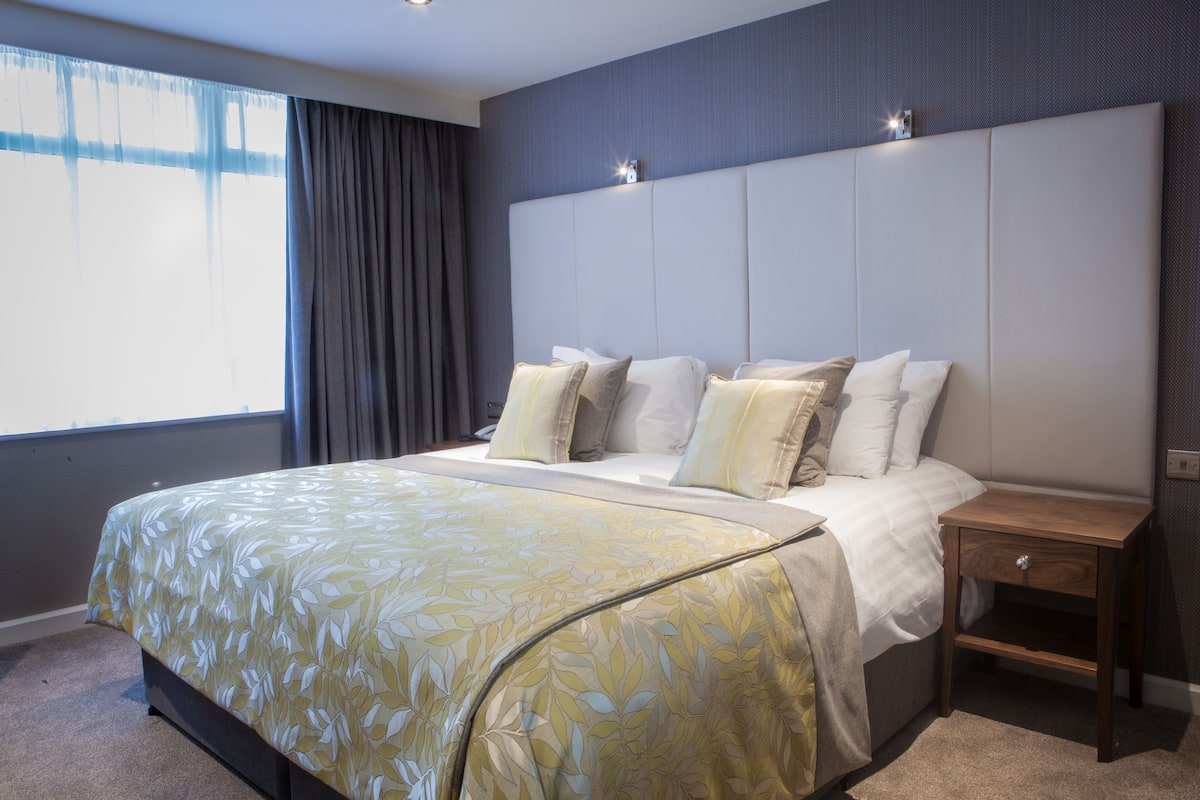 In-room safe, desk, laptop workspace, iron/ironing board