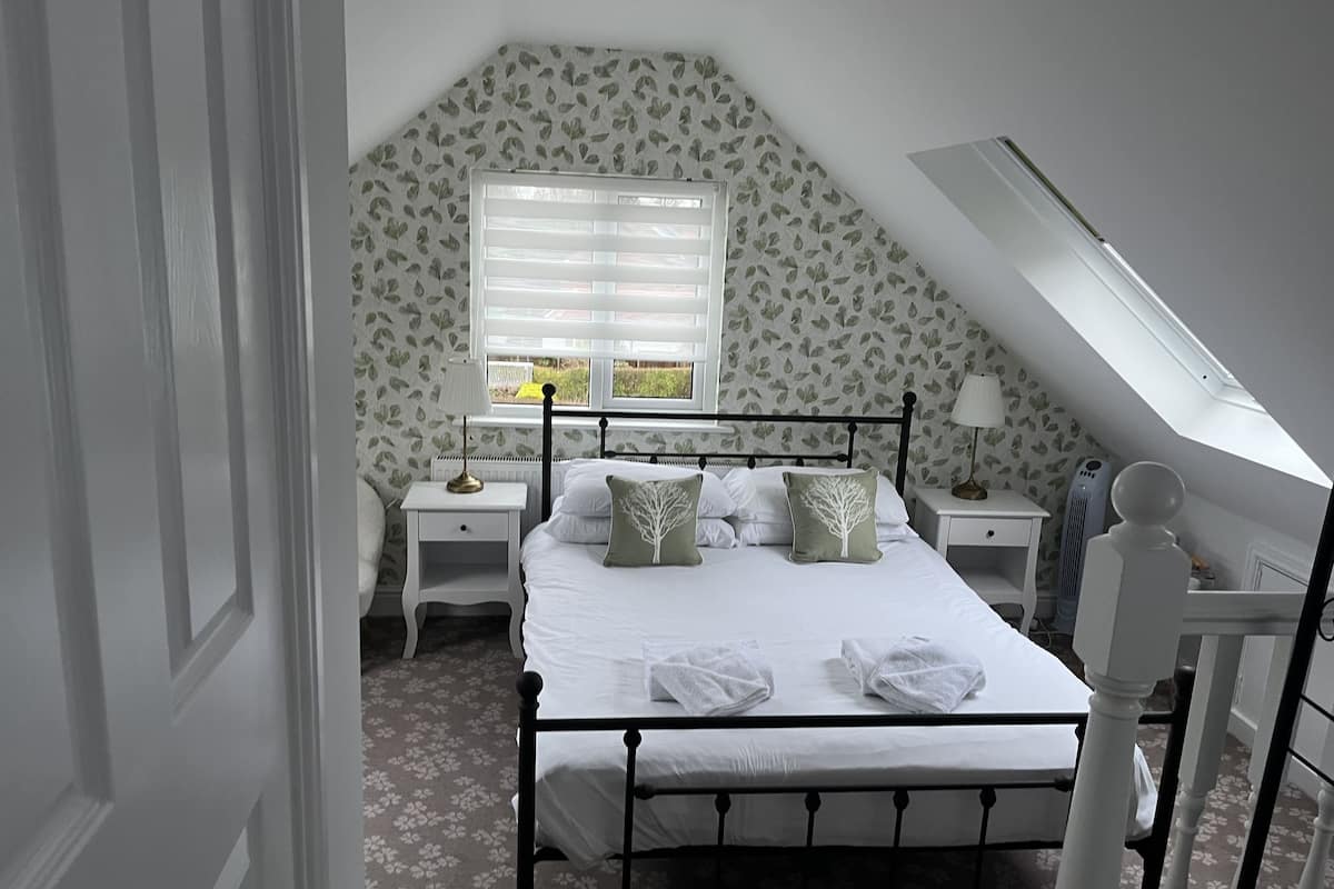 triple room | in-room safe, laptop workspace, iron/ironing board, free wifi