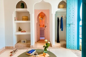 ملاءات من القطن المصري وخزنة داخل الغرفة ومكواة/لوح كي وواي �فاي مجانًا