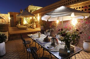 Breakfast, lunch, dinner served; Moroccan cuisine, pool views 