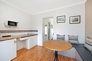 32-inch TV with digital channels - Motel Marengo (Marengo)