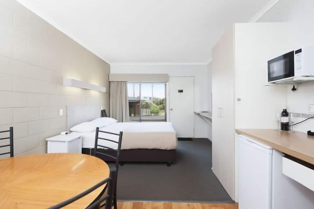 Minibar, bureau, chambres insonorisées, fer et planche à repasser