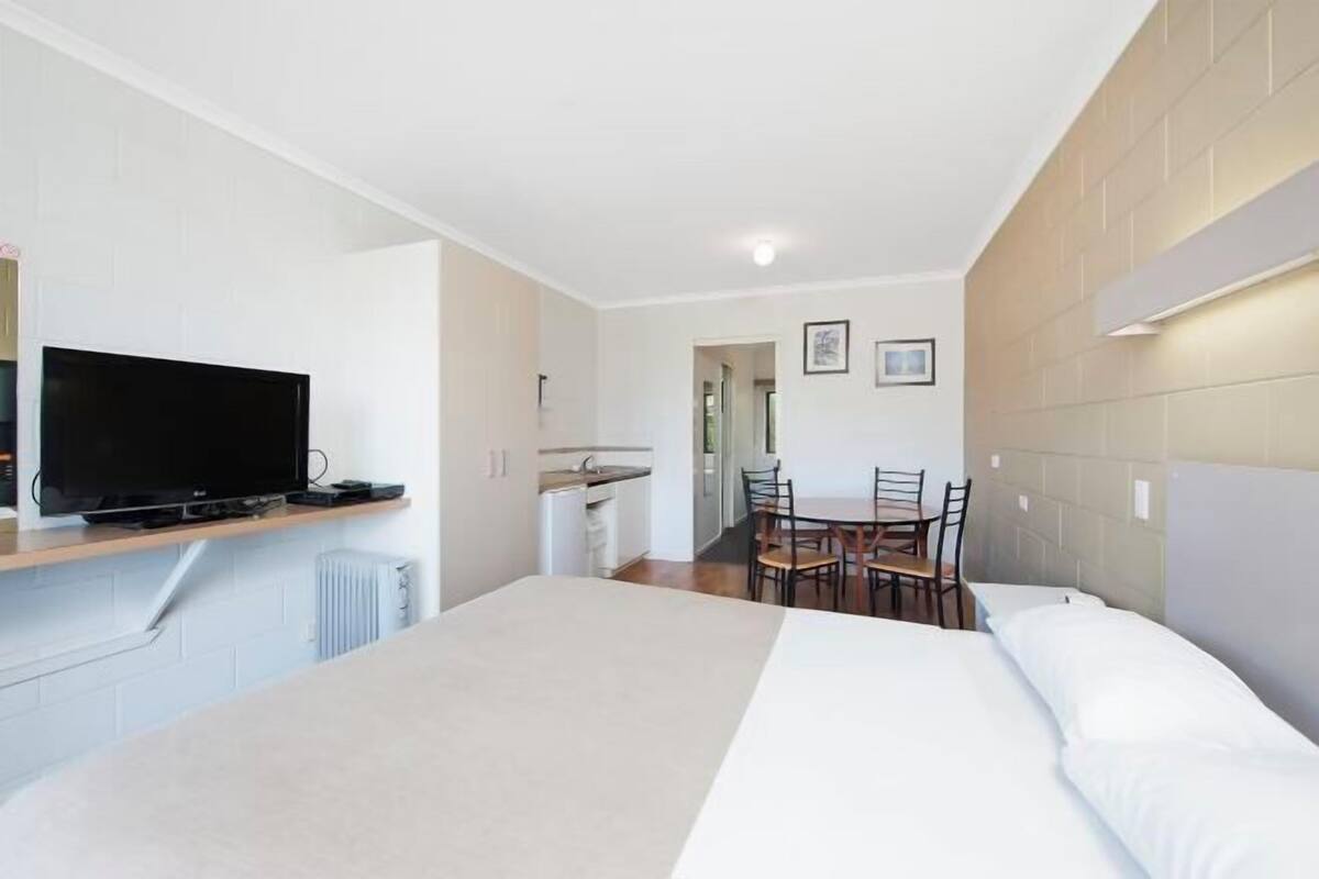 1 bedroom, minibar, desk, soundproofing