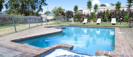 Una piscina al aire libre