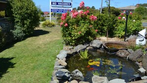 Un motel chiamato Marengo con un cartello che indica 'nessuna camera disponibile'. Dispone di piscina, vasca idromassaggio e film gratuiti.