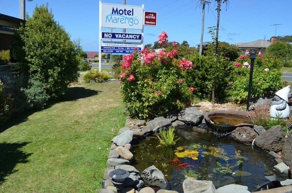 A motel named Marengo with a sign indicating no vacancy. It features a swimming pool, hot spa, and free movies. - Motel Marengo (Marengo)