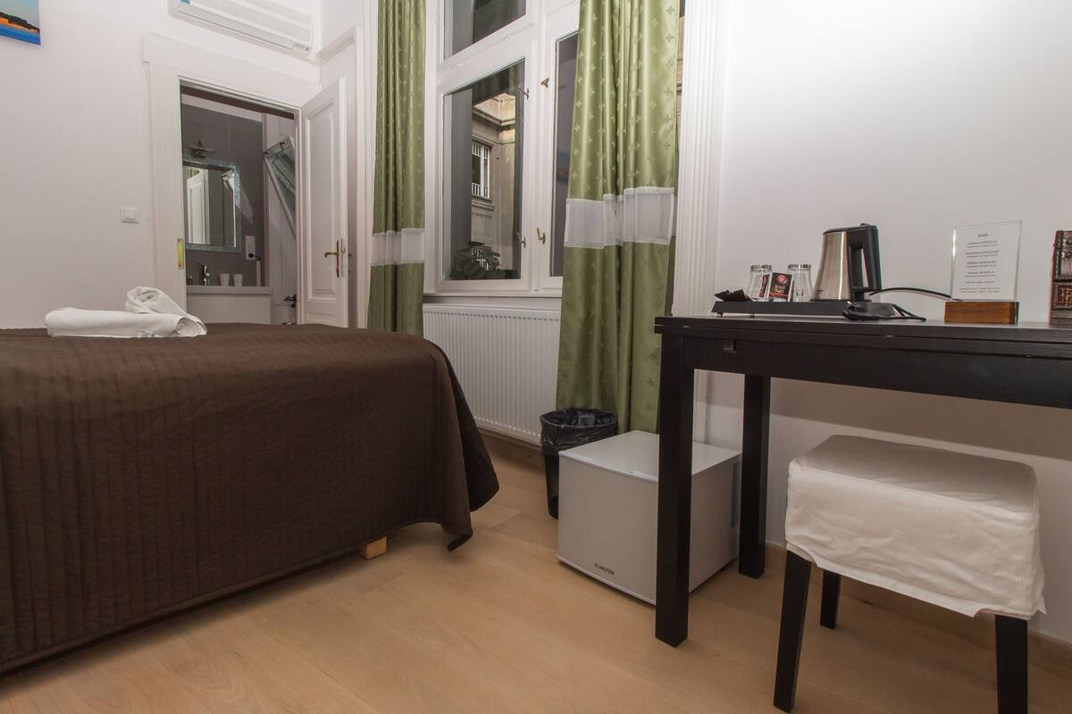 Budget Room (1056 Budapest, Fővám tér 2-3.) | In-room safe, blackout drapes, iron/ironing board (on request)