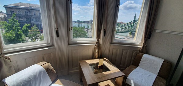 Chambre supérieure double ou avec lits jumeaux, vue sur le fleuve | Vue sur la ville
