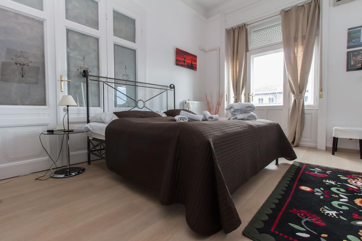 In-room safe, blackout curtains, iron/ironing board, free WiFi