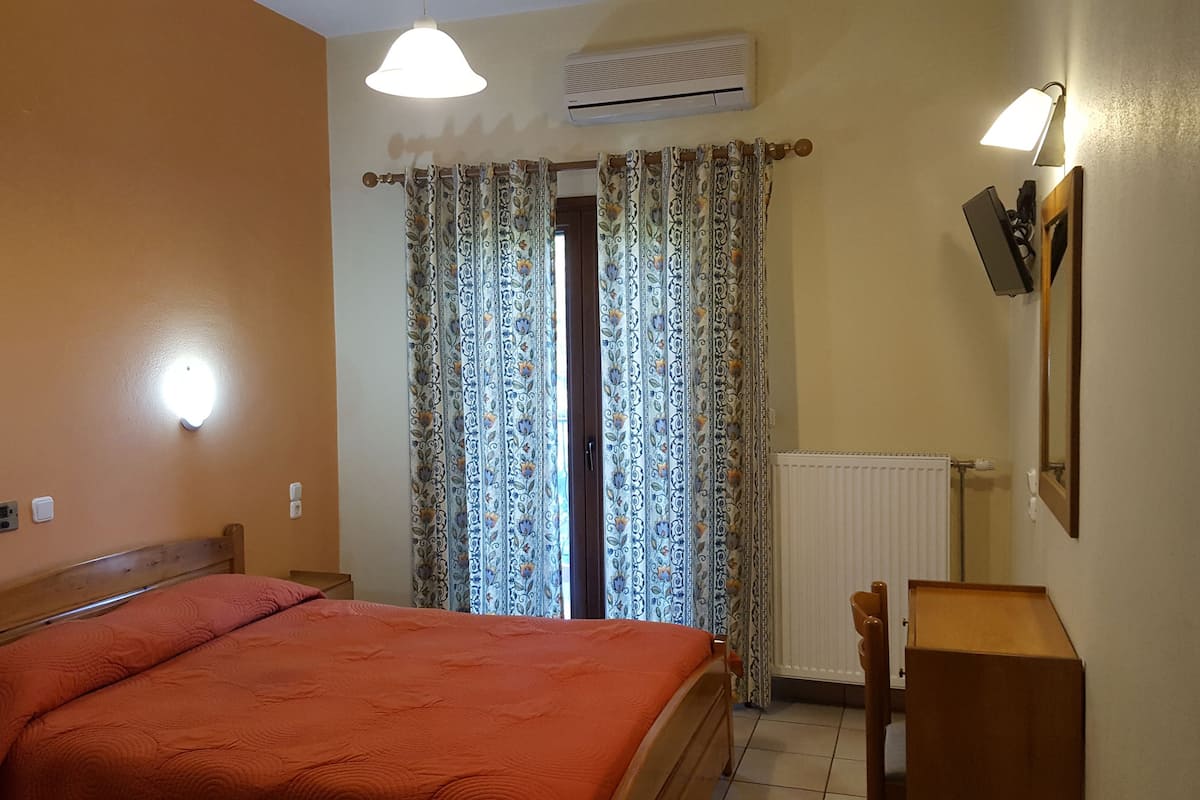 double room | desk, laptop workspace, blackout curtains, free wifi