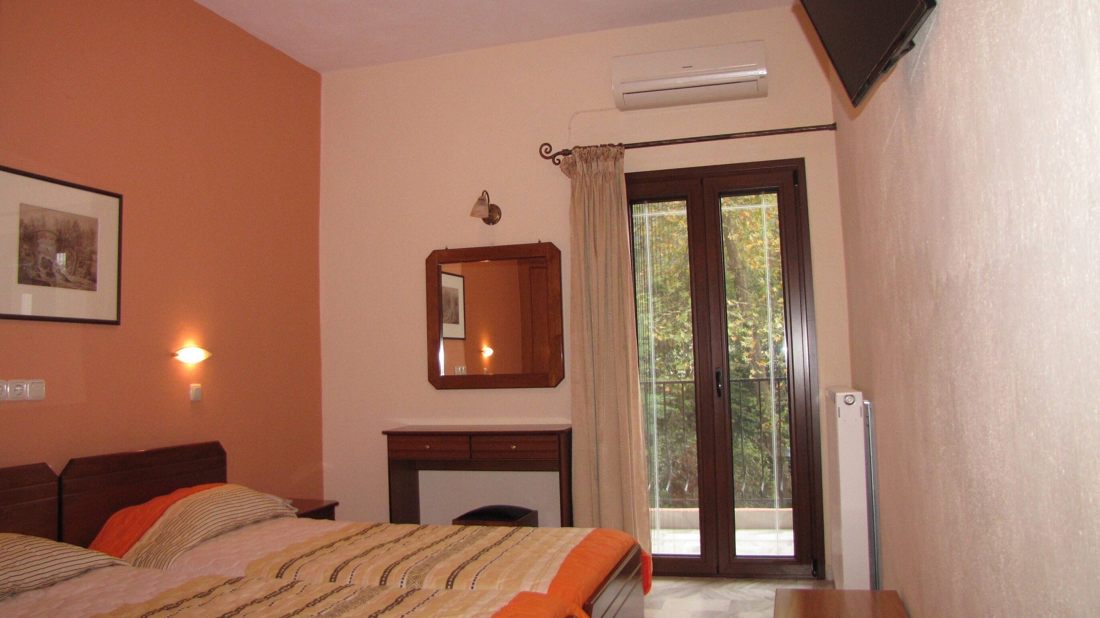 single room | desk, laptop workspace, blackout curtains, free wifi