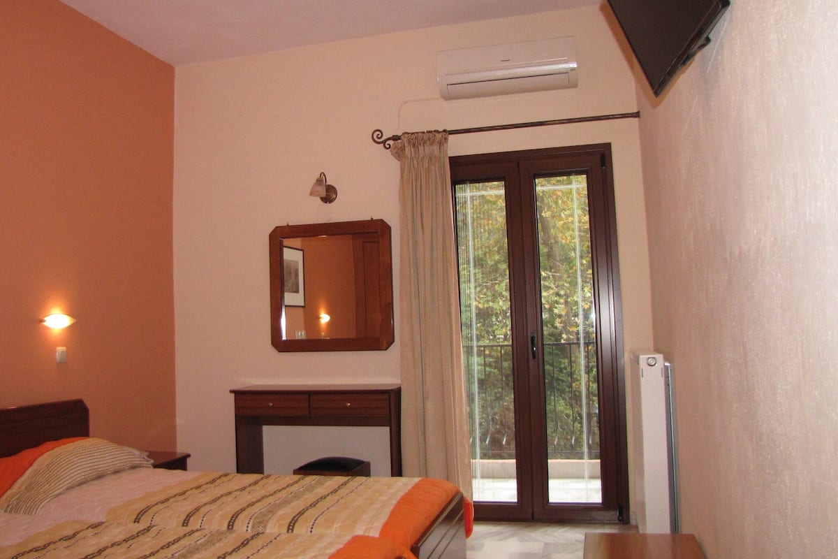 single room | desk, laptop workspace, blackout curtains, free wifi