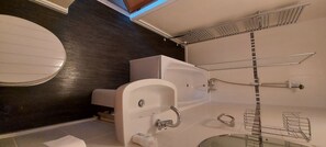 Standard Double or Twin Room, Ensuite, Garden View (Room 1) | Bathroom