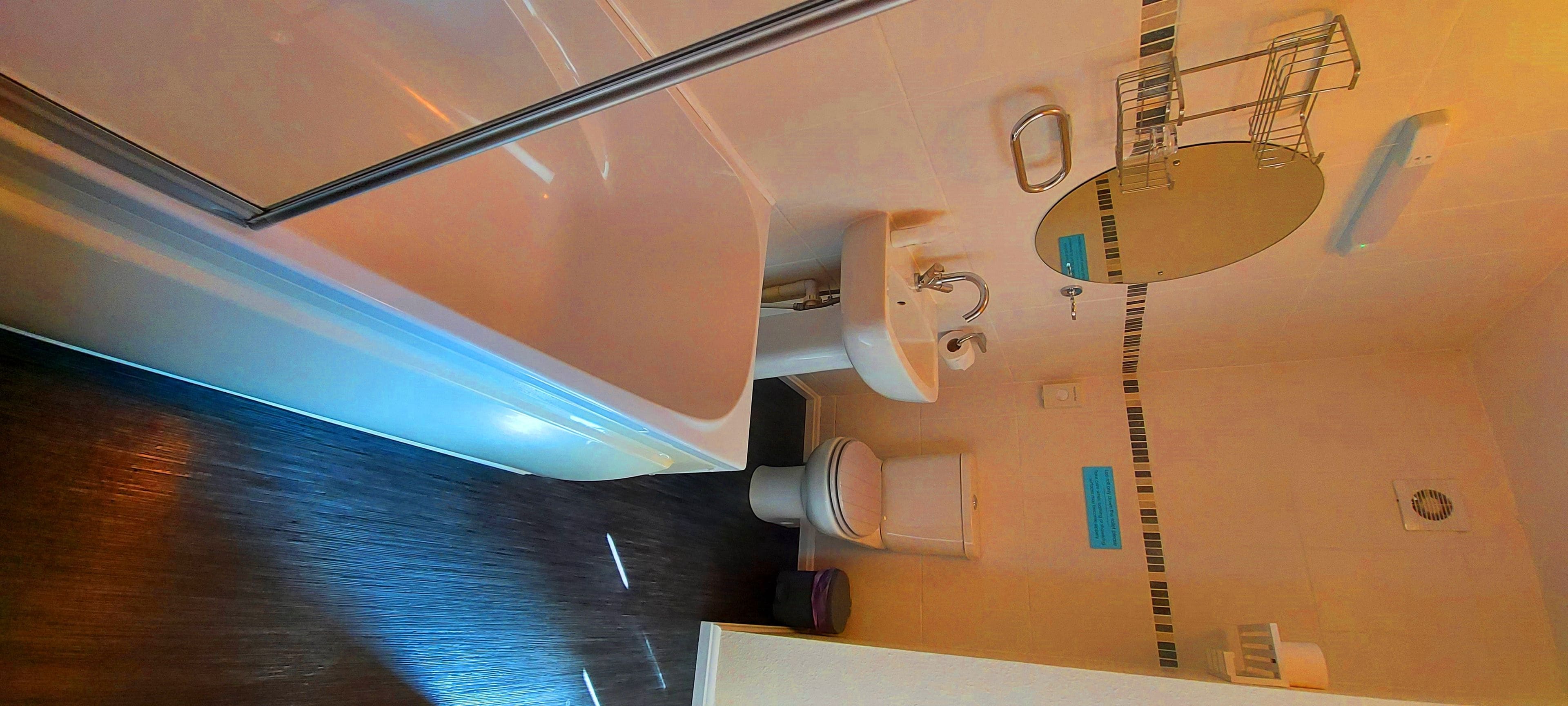 Un baño con inodoro, lavabo y espejo.