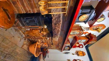 Bar (trong khuôn viên)