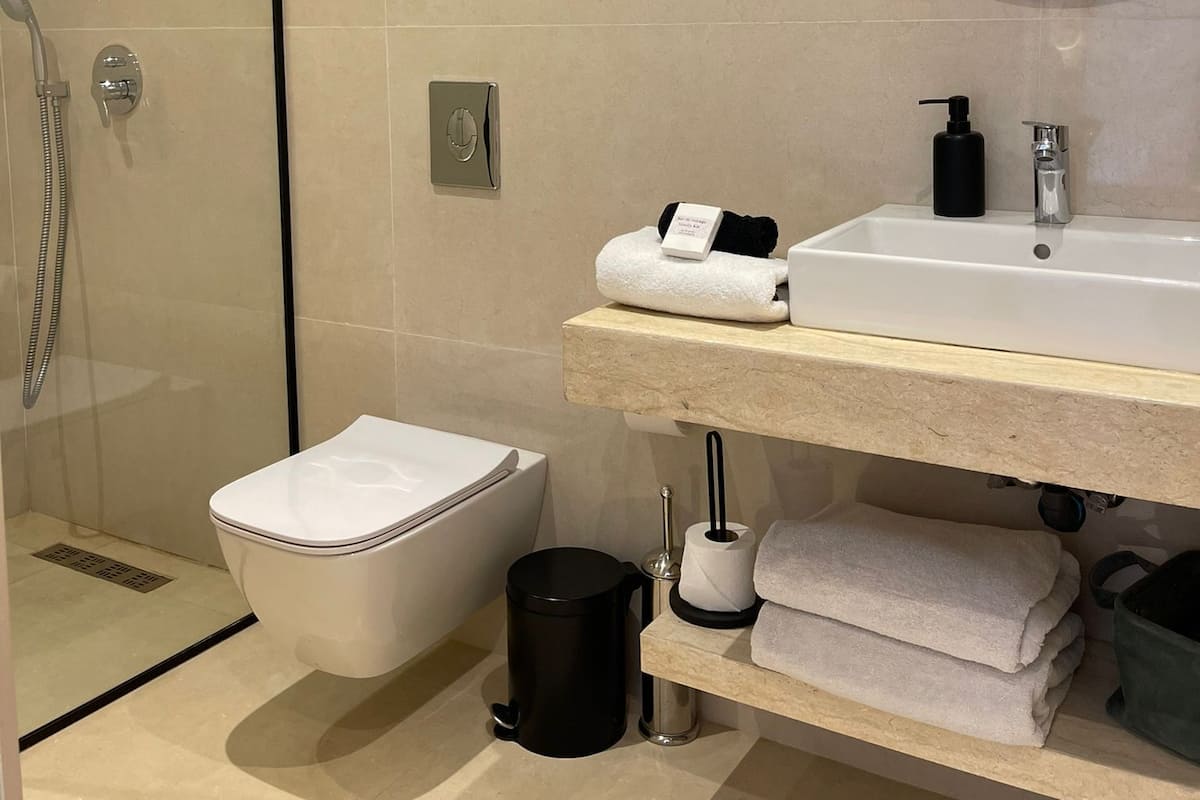 Superior Bungalow, Private Bathroom, Courtyard View | Bathroom | Shower, rainfall showerhead, free toiletries, hair dryer