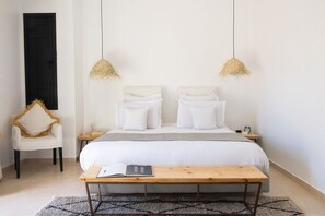 Superior driepersoonskamer, en-suite badkamer | Luxe beddengoed, donsdekens, een minibar, een kluis op de kamer