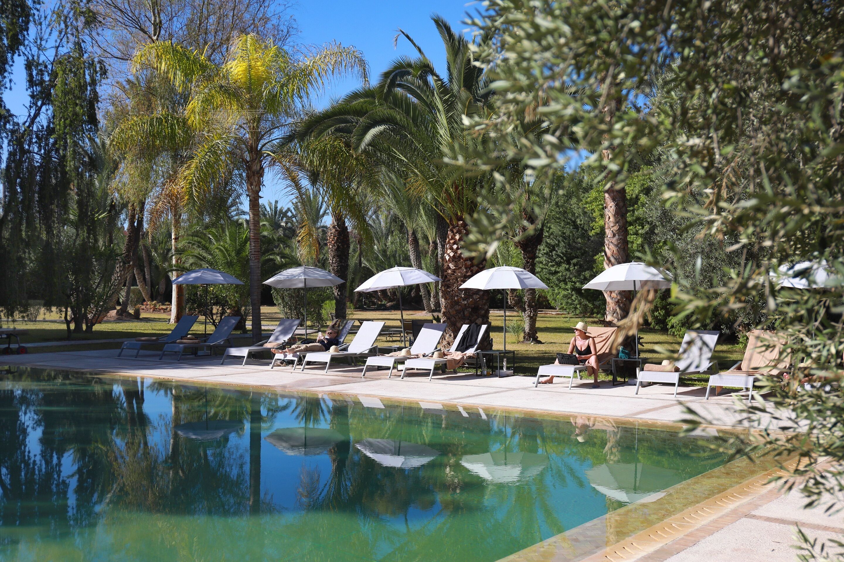 Piscine extérieure, piscine chauffée, parasols de plage, chaises longues