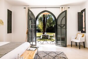Ropa de cama de alta calidad, cubrecamas y minibar