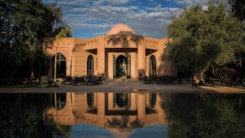 Alberca al aire libre, alberca climatizada y sombrillas en la alberca