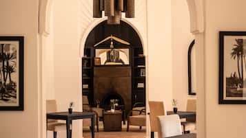 Serveert ontbijt, lunch en diner