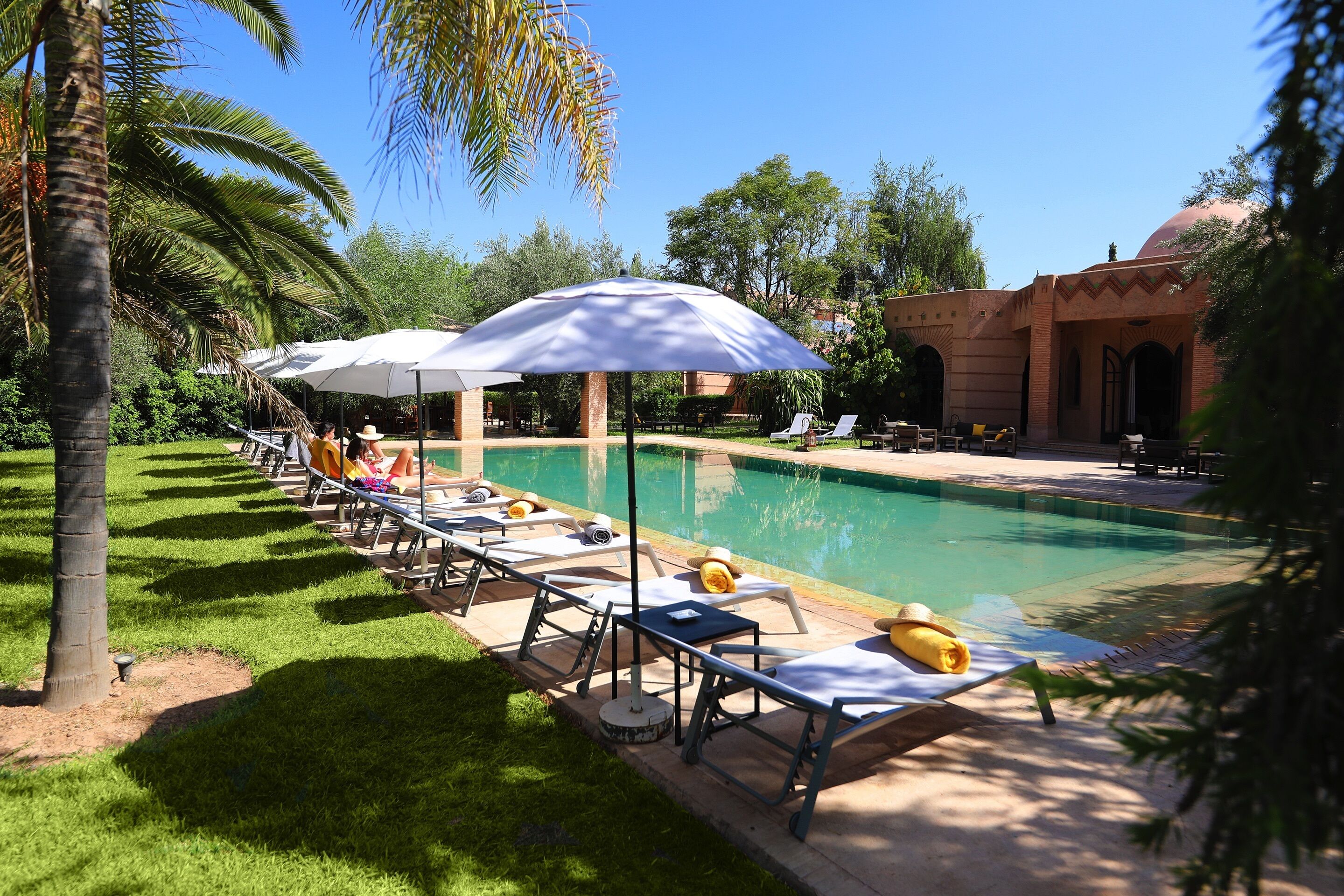 Piscine extérieure, piscine chauffée, parasols de plage, chaises longues