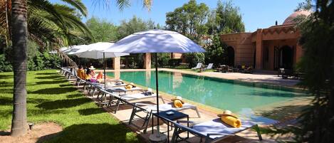 Utomhuspool, uppvärmd pool, parasoller och solstolar