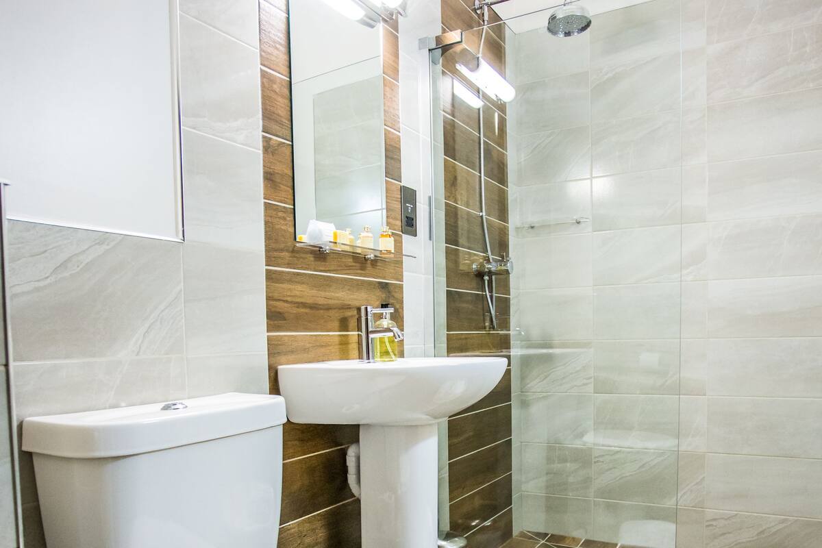 executive double room | bathroom | designer toiletries, hair dryer, towels