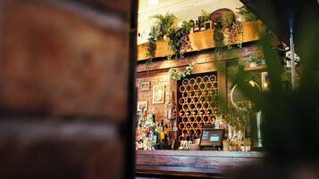 2 bars/lounges
