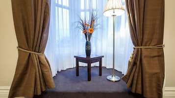Executive-Zweibettzimmer | Individuell dekoriert, individuell eingerichtet, Schreibtisch