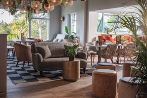 2 restaurants; breakfast, lunch, dinner, and brunch served - St Michael's Resort (Falmouth)
