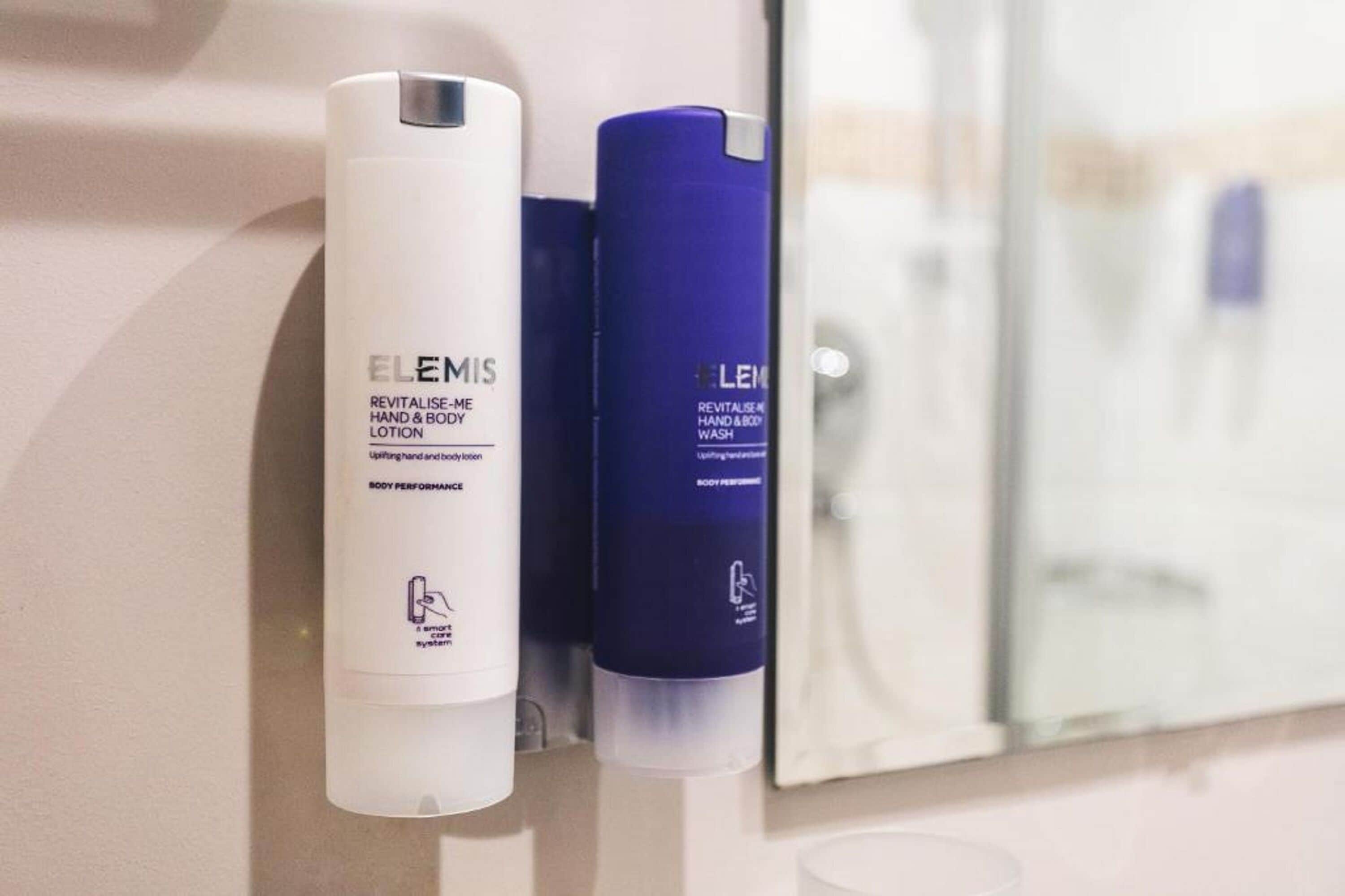 cosy king with courtyard | bathroom | combined shower/bathtub, free toiletries, hair dryer, towels