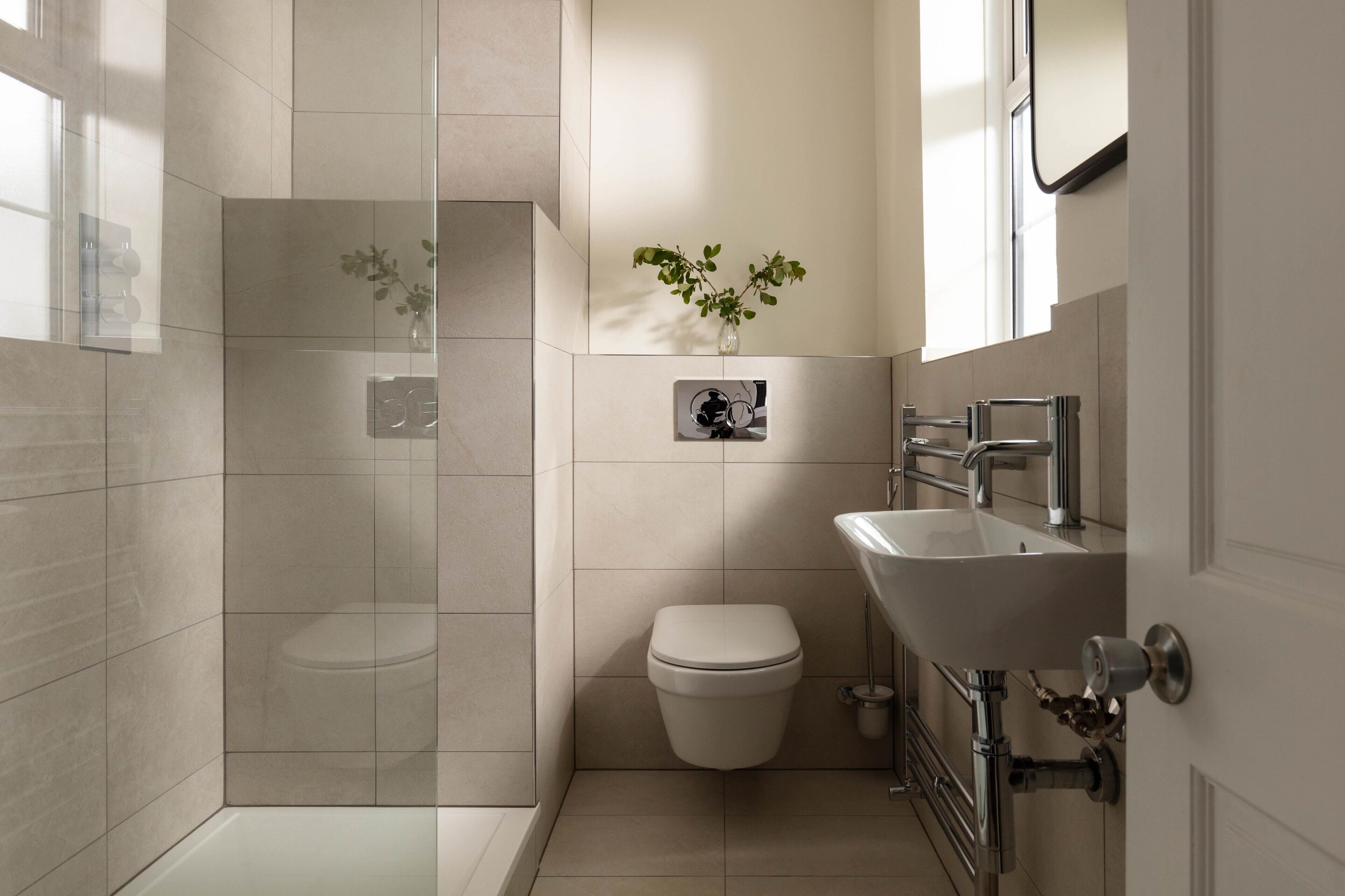 cosy king with courtyard | bathroom | combined shower/bathtub, free toiletries, hair dryer, towels