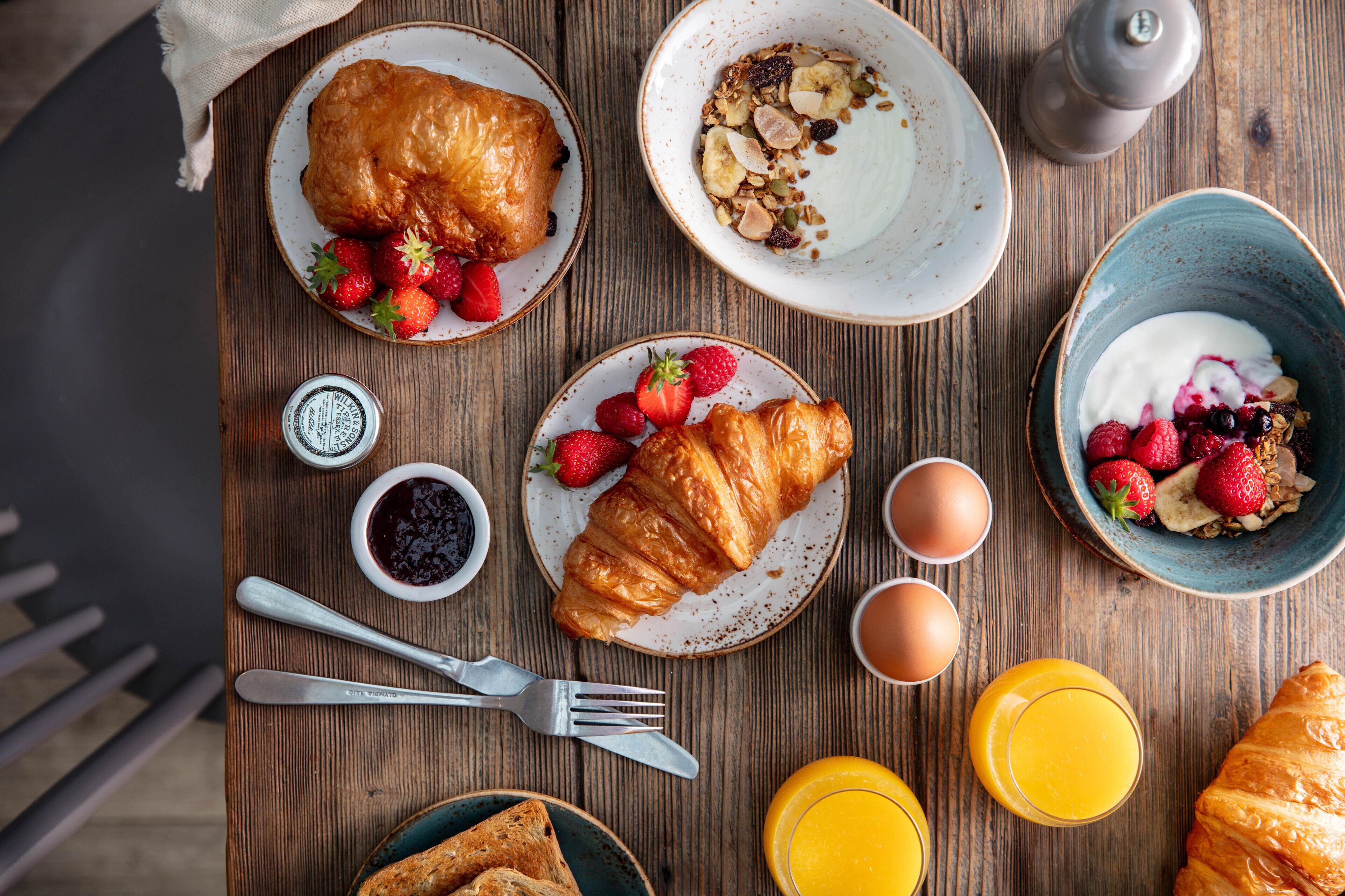 2 restaurants, breakfast, lunch, dinner served; british cuisine