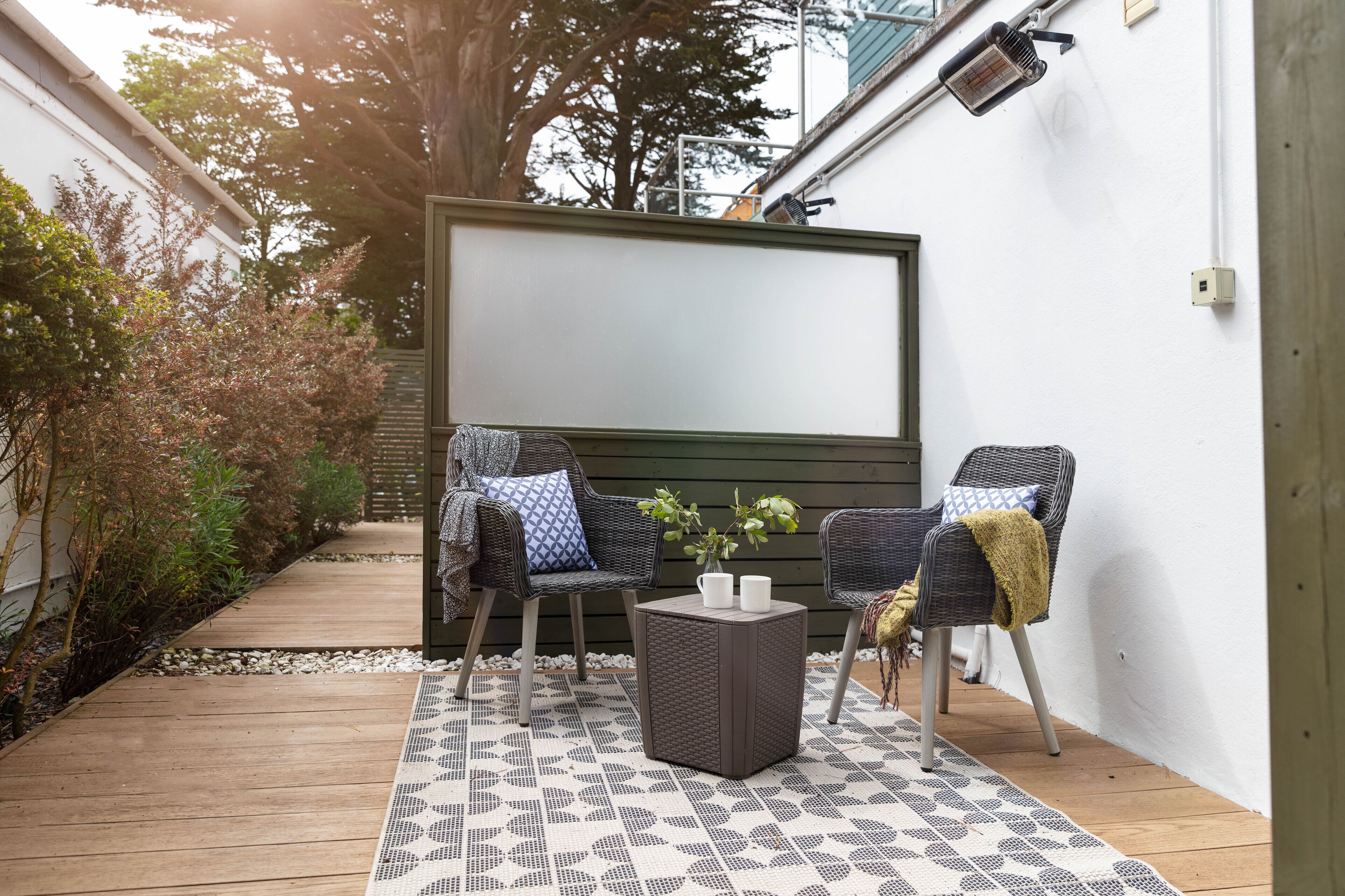 cosy king with courtyard | terrace/patio