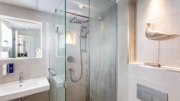 Deluxe-Doppelzimmer | Badezimmer | Duschwanne, kostenlose Toilettenartikel, Haartrockner, Handtücher
