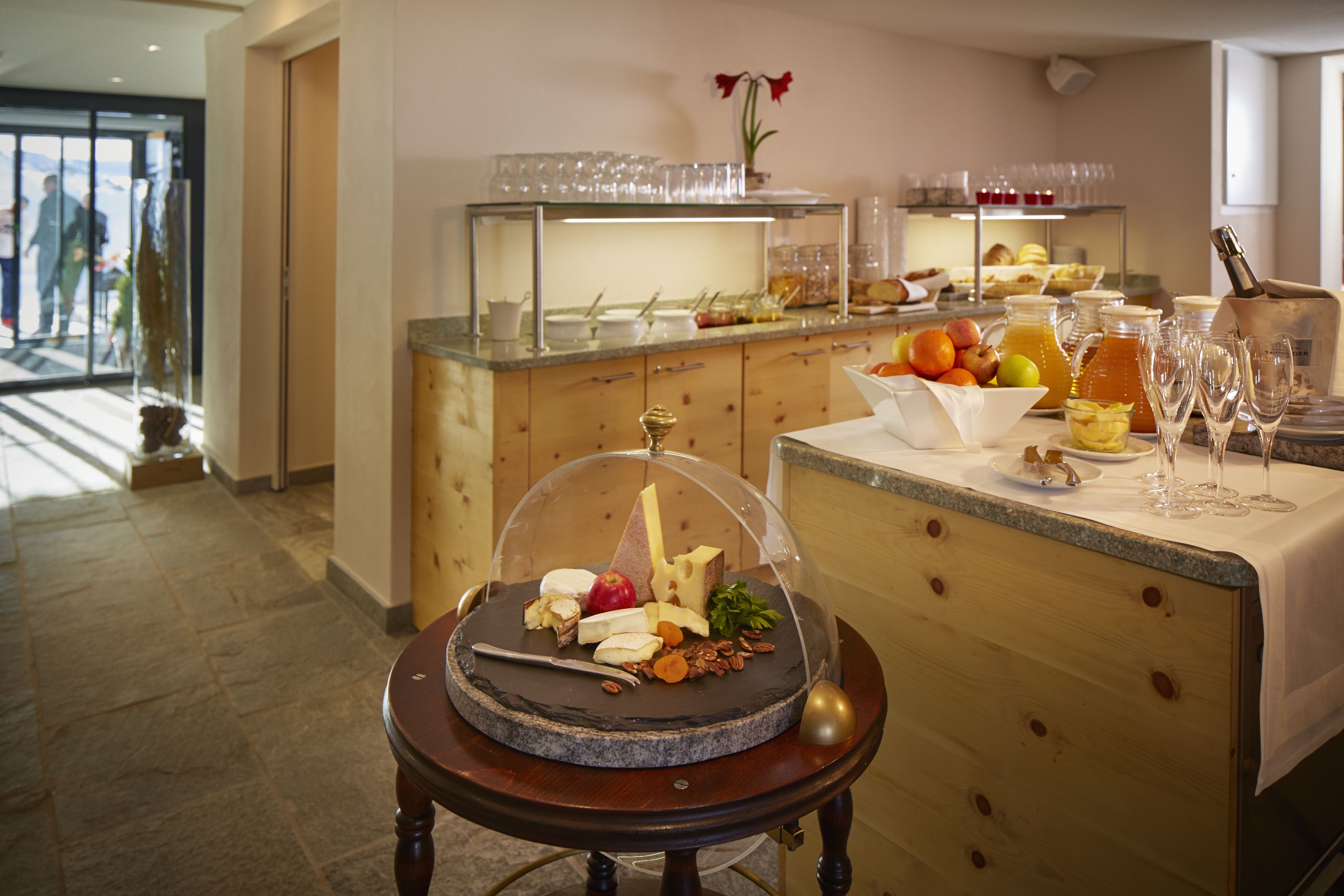 free buffet breakfast