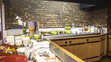 Desayuno buffet (EUR 8.90 por persona)