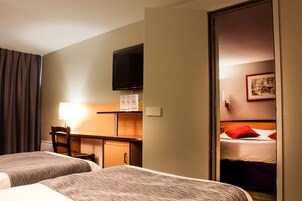 办公桌、免费 WiFi