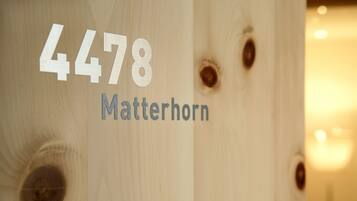 Primer plano de una superficie de madera con los números "4478" y la palabra "Matterhorn" a la vista.