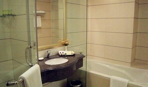 Regadera, amenidades de baño gratuitas, secadora de cabello, pantuflas 