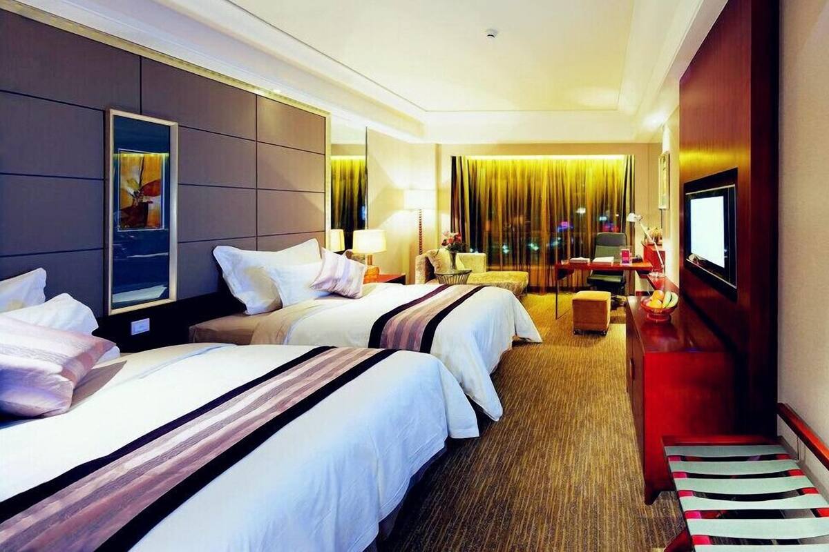 Executive Room | Minibar, desk, soundproofing, iron/ironing board (on request)