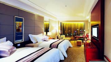 Executive Room | Minibar, desk, soundproofing, iron/ironing board