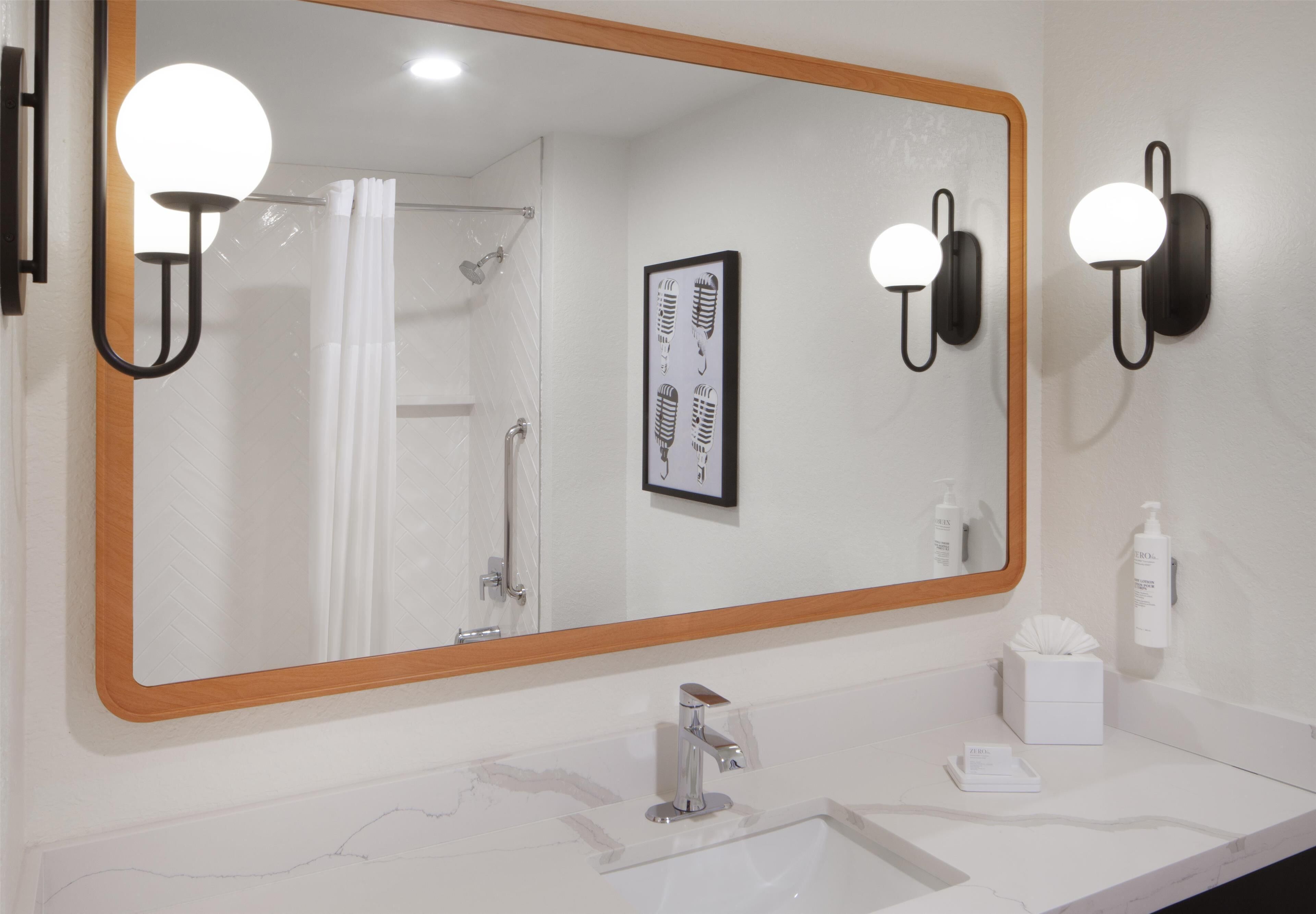 combined shower/bathtub, free toiletries, hair dryer, slippers